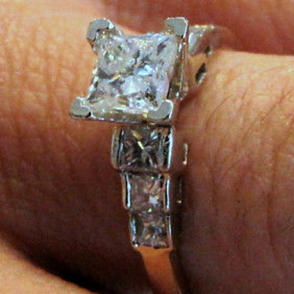 *SOLD* Diamond Engagement ring - Picture 2 of 8